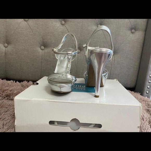 Silver heels - Picture 2 of 4